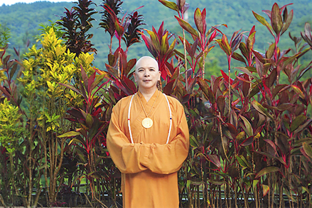 釋湛阿 阿闍梨攝於紅竹前