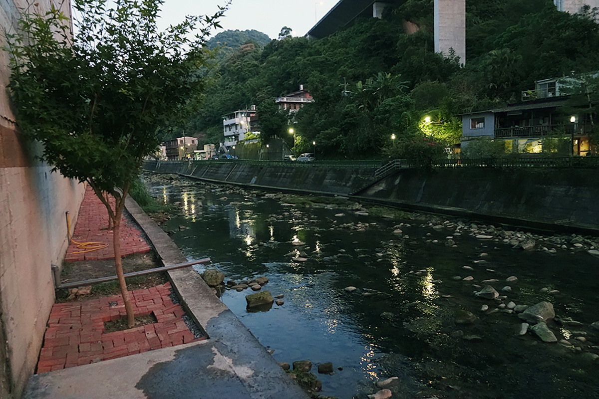 東興石川水岸的夜景
