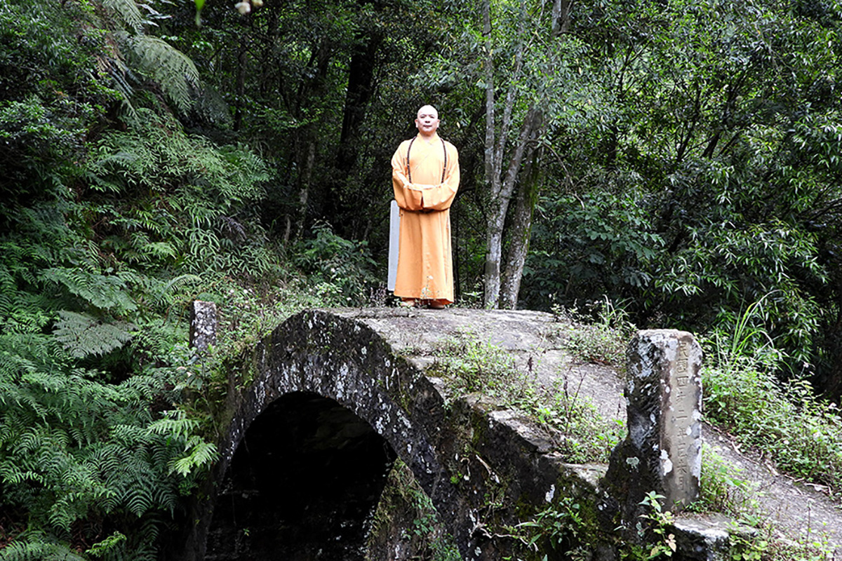釋湛阿 阿闍梨於長生普渡橋上
