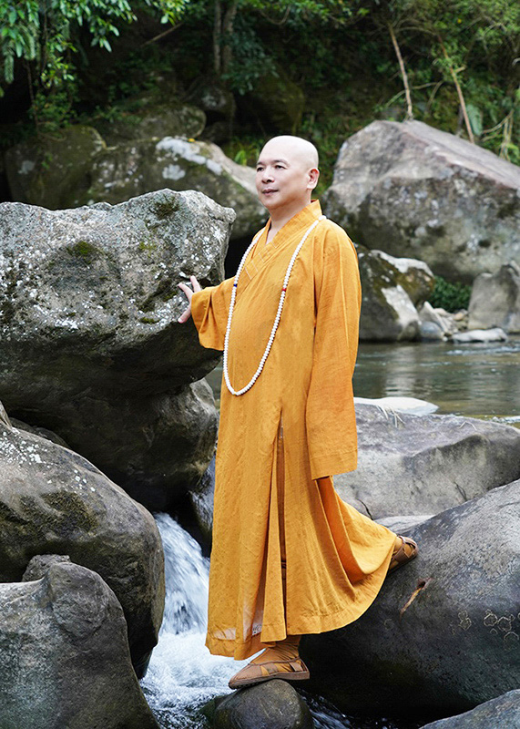 釋湛阿 阿闍梨與烏塗溪中巨石合影