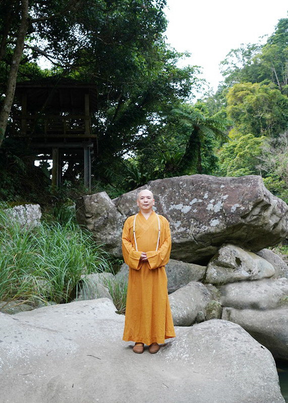 釋湛阿 阿闍梨與烏塗溪中巨石合影