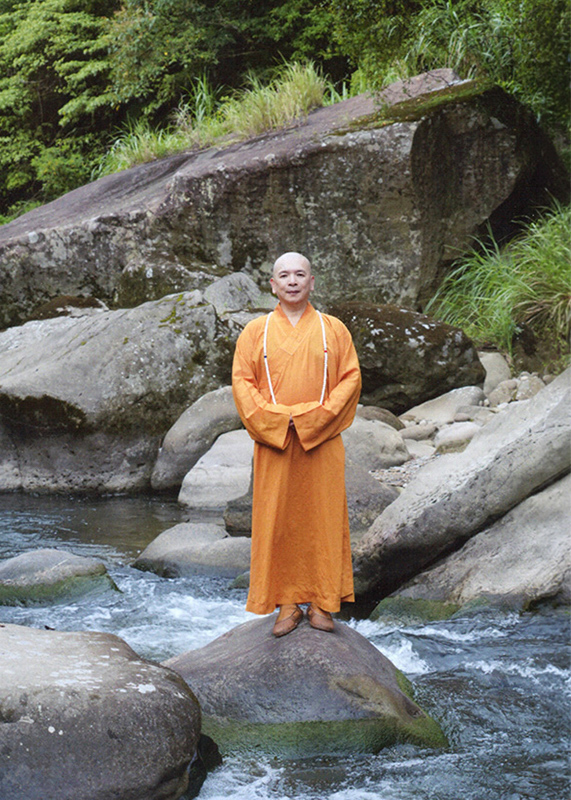 釋湛阿 阿闍梨與烏塗溪中巨石合影