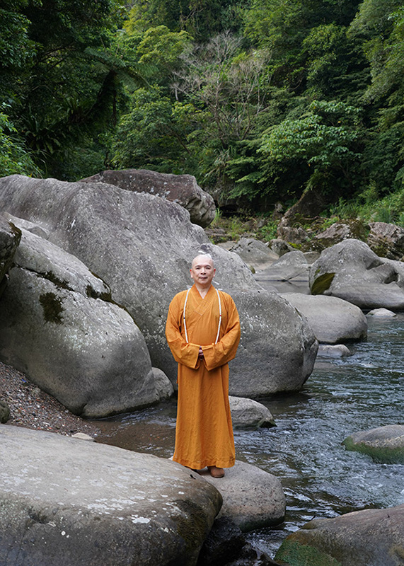 釋湛阿 阿闍梨與烏塗溪中巨石合影