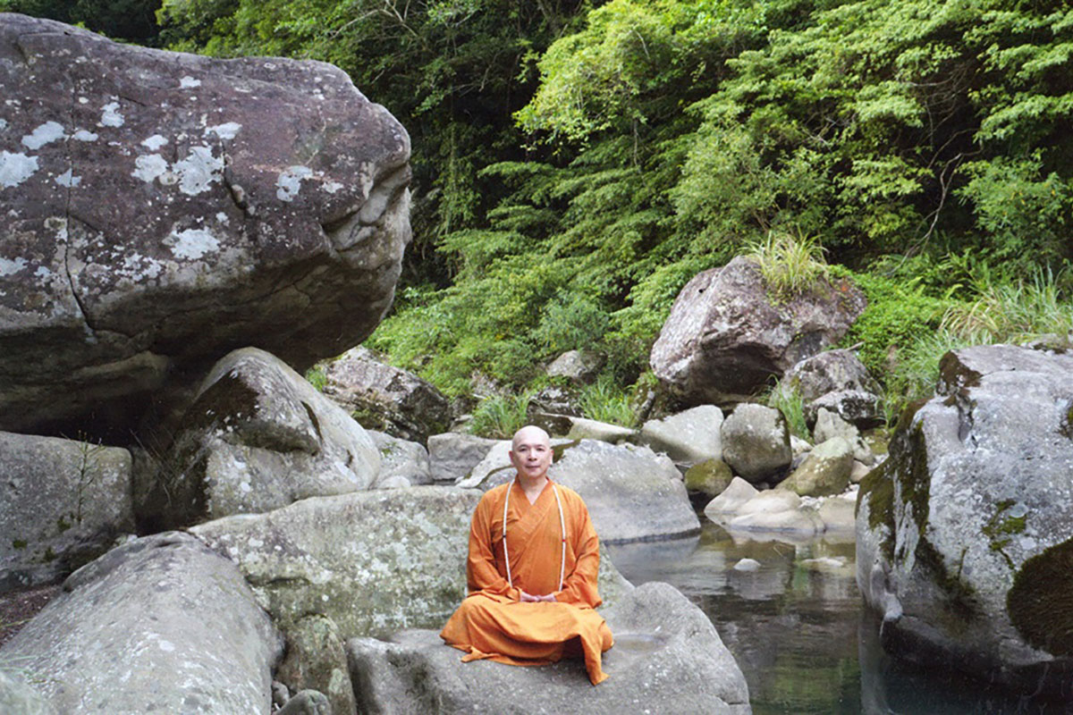 釋湛阿 阿闍梨與烏塗溪中巨石合影