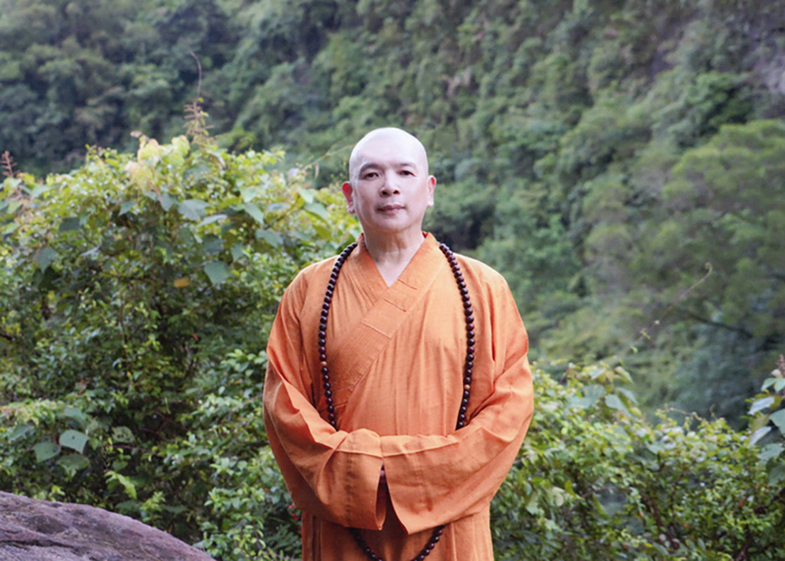 釋湛阿 阿闍梨與淡蘭風景合影