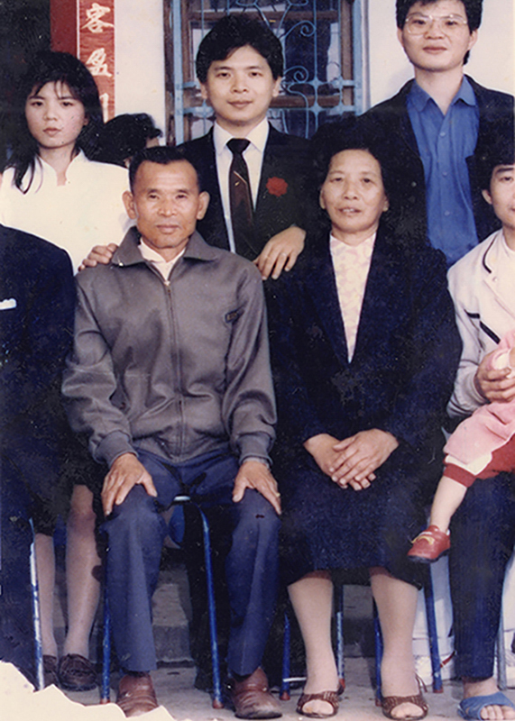 釋湛阿 阿闍梨和父母及家人的合照