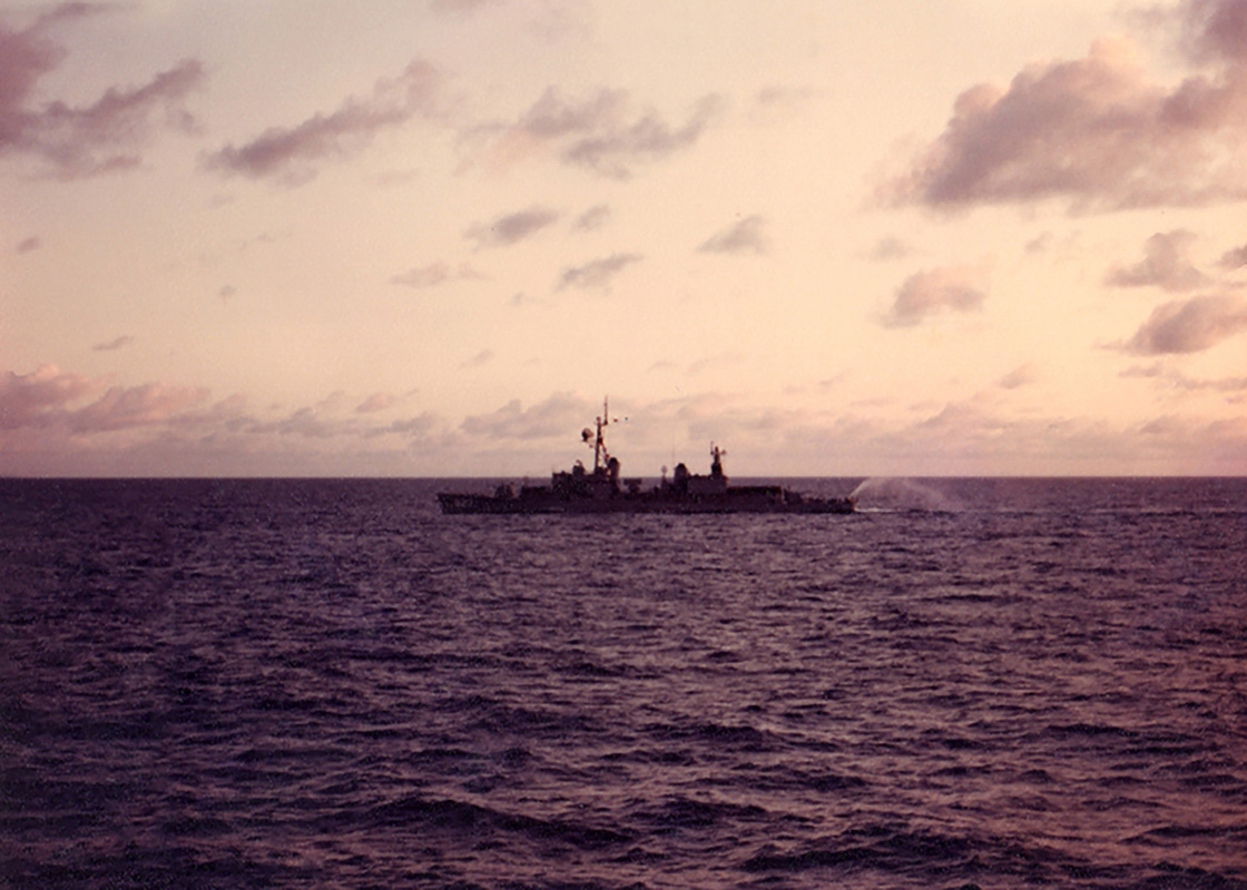 927軍艦與928正陽艦航經赤道海域噴水儀式