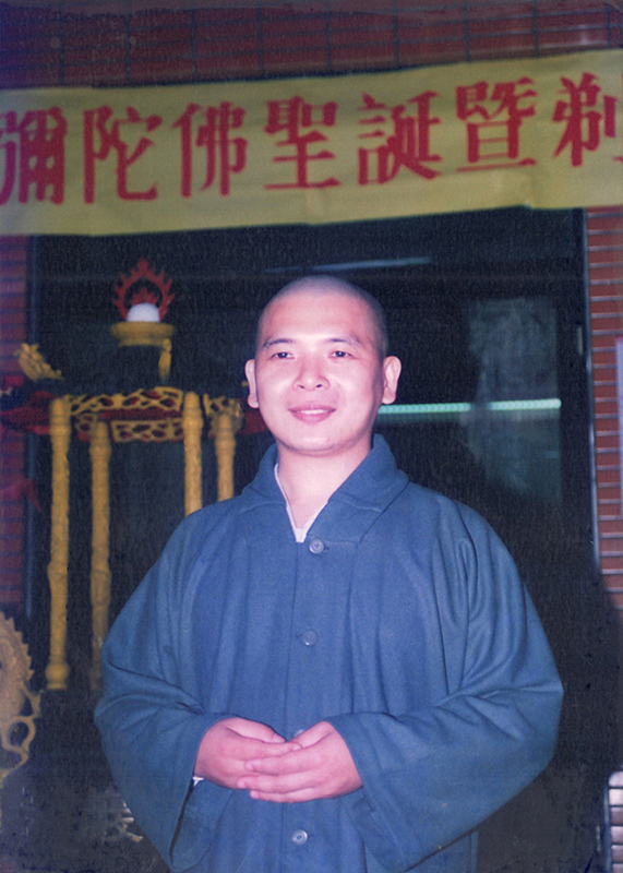釋湛阿 阿闍梨完成剃度的樣子