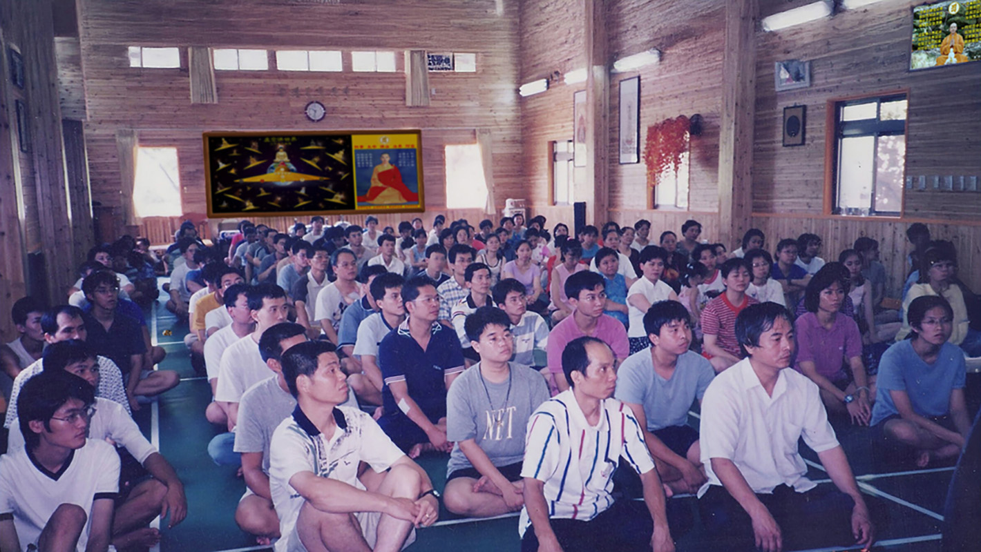 釋湛阿 阿闍梨苦修後講經說法 (左側)