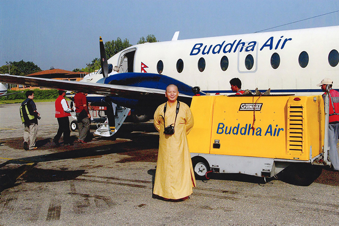 釋湛阿 阿闍梨搭乘佛陀航空親自拍攝喜馬拉雅山美景，登機前照片